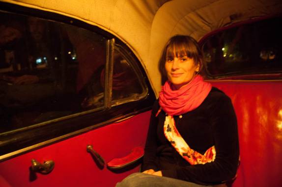 A Laura em um dos cinquentenários táxis de Havana (foto de Rafael Silva)